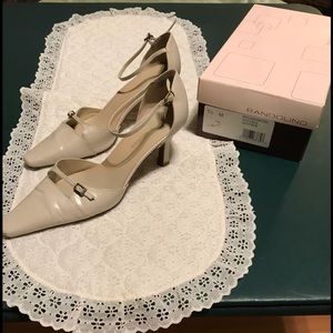 Bandolino leather beige dress shoes w/ 1.5” heel